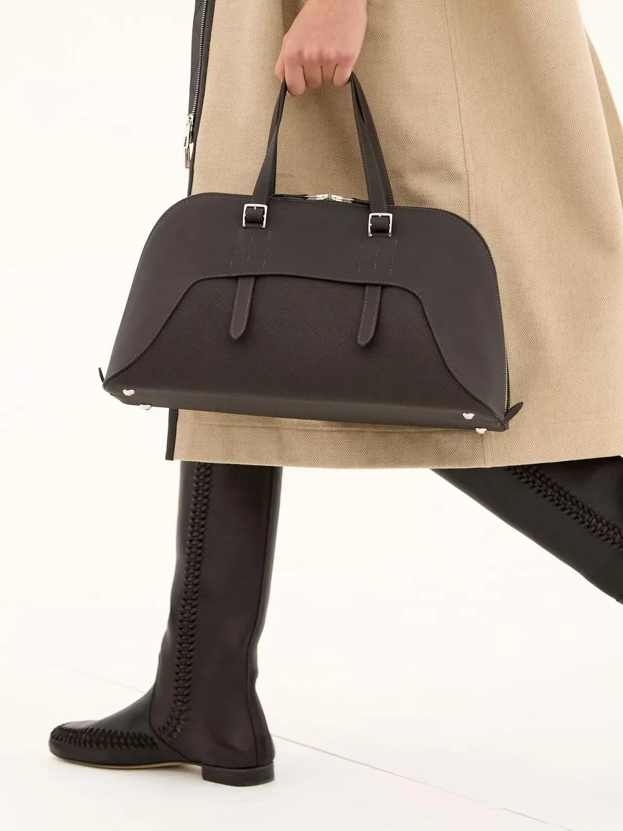 Bolide-Inspired Zip Top Bag袋底亦可見保護腳釘