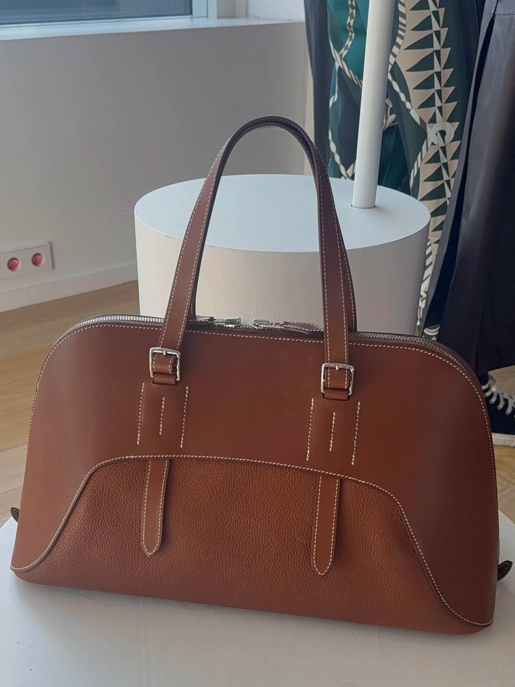 網民分享Bolide-Inspired Zip Top Bag實物圖，可見較闊嘅袋身比例、長身平手柄及雙色皮革組合，袋底亦可見保護腳釘。