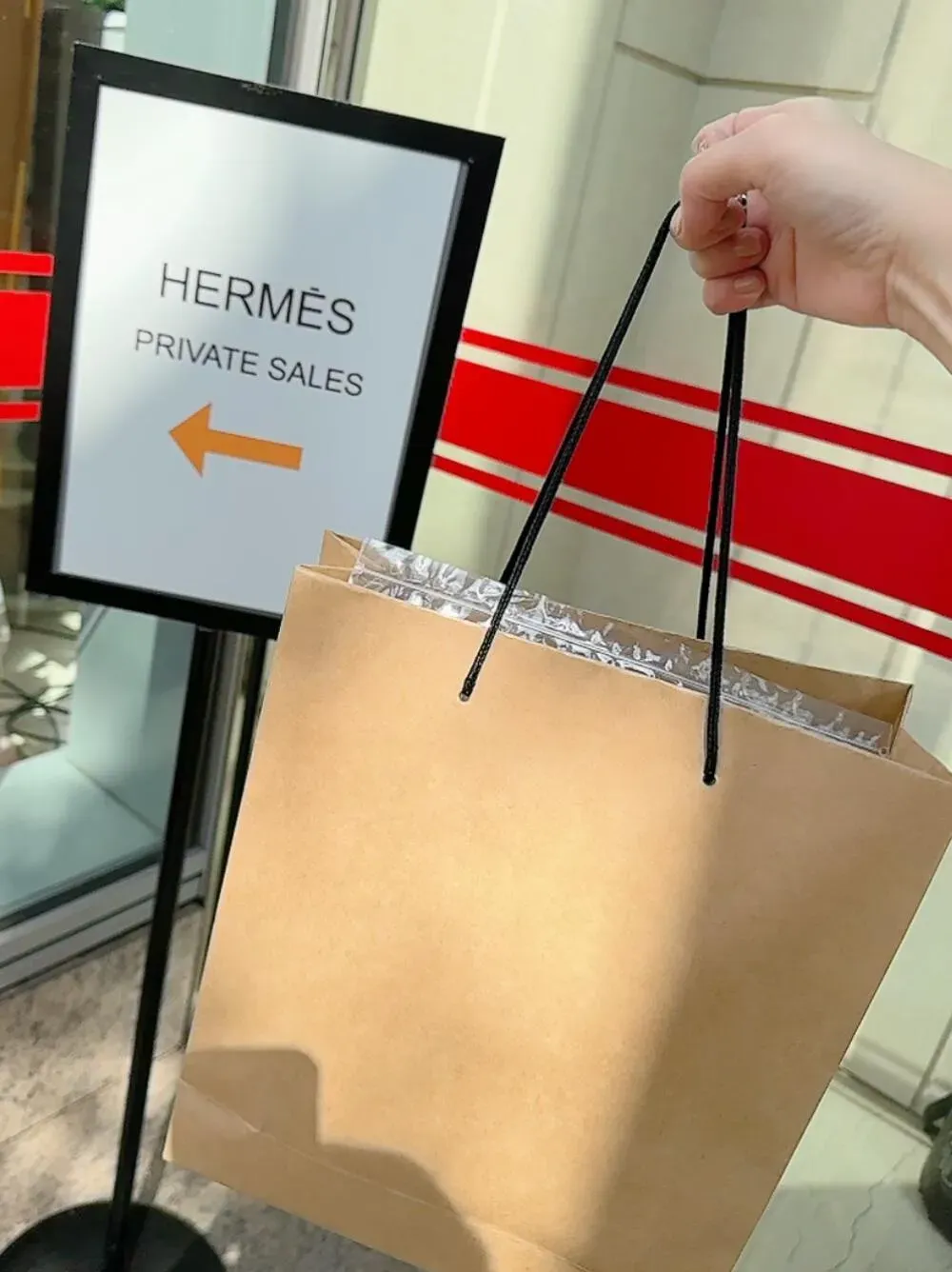 從網民分享嘅戰利品相片可見,台灣場貨品以啡色紙袋交付,並非 Hermès 標誌性橙色紙袋。