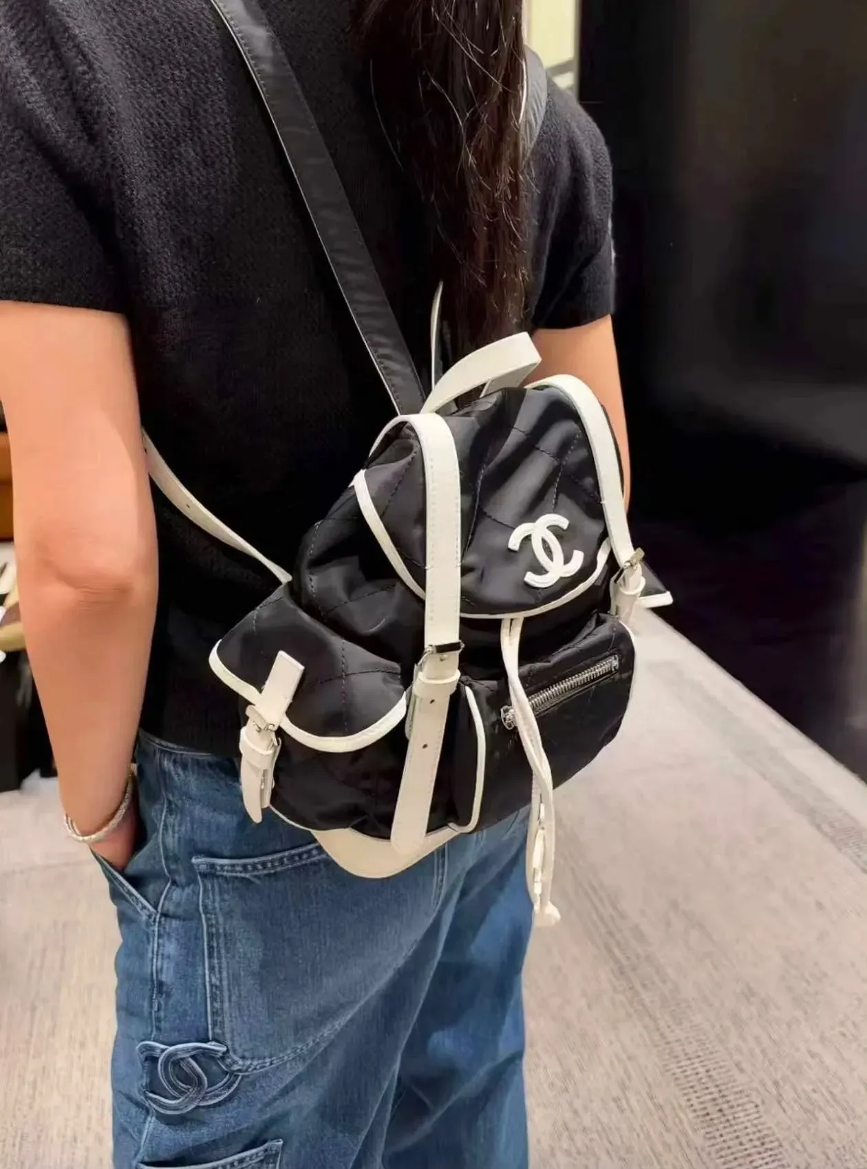 CHANEL Coco Neige 2026&nbsp;系列大號尼龍背囊上身效果，展示背囊嘅尺寸比例及整體造型。