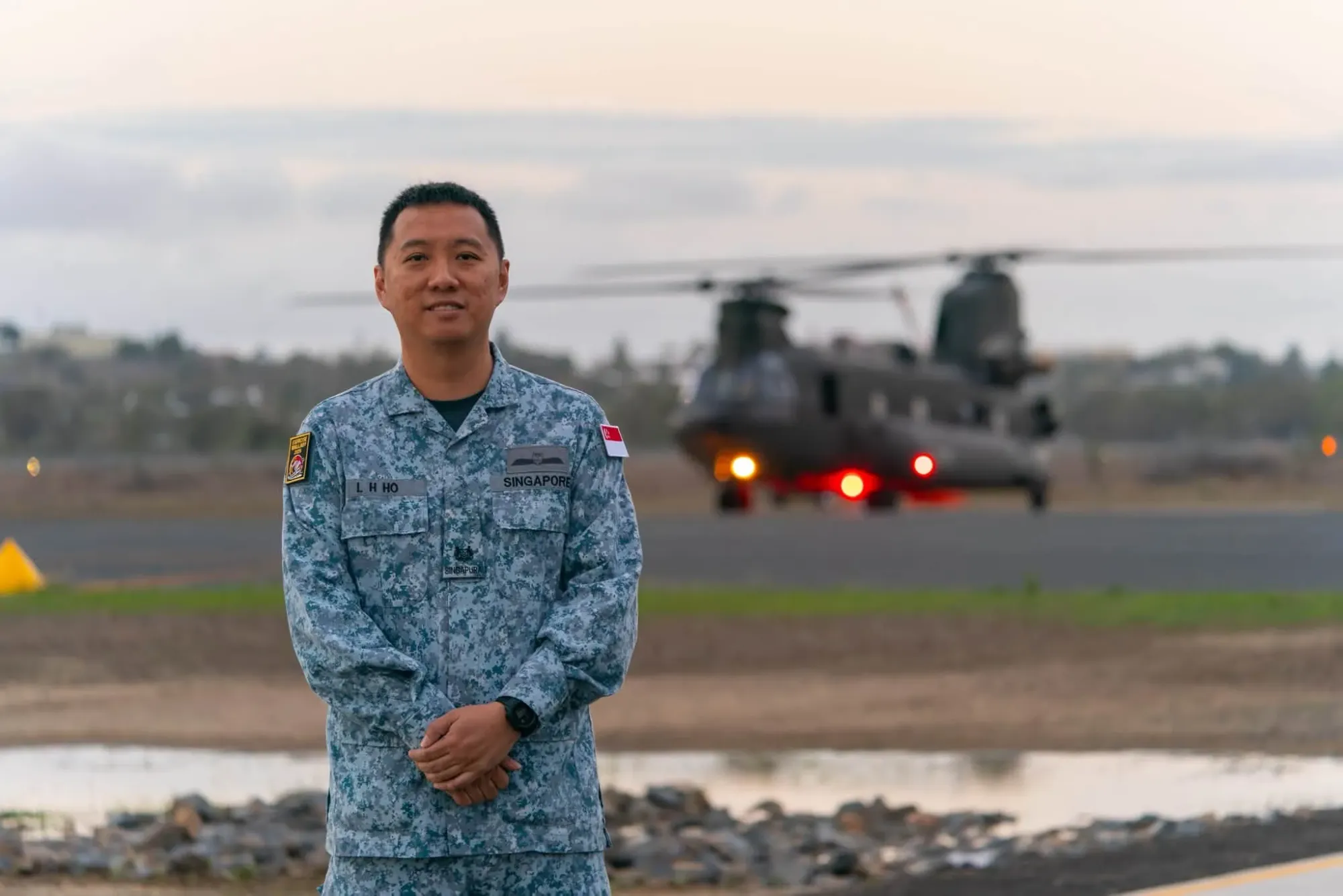 系統開發人員 Major Ho Leong Hock 指出，新系統引入咗 AI 技術，利用唔同嘅「離散代理」（discrete agents）去處理各個領域嘅數據，再由一個「協調層」（orchestrator layer）將數據整合，自動擬定任務計劃。