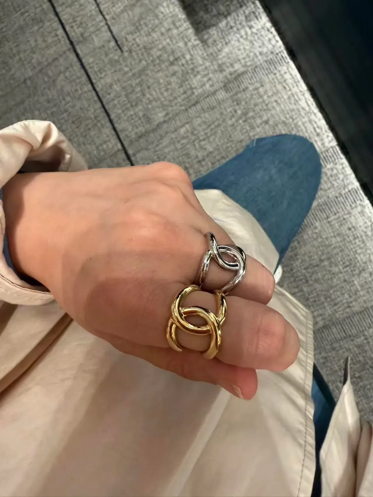 CHANEL 26K雙C戒指金色及銀色款上手比較,兩款設計相同,金屬色調則帶來不同視覺效果。