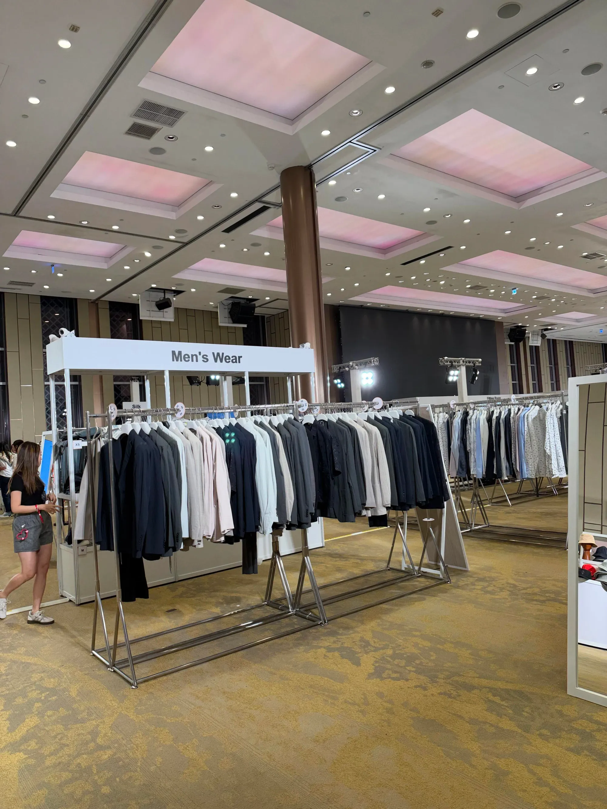 場內照片展示男裝區嘅貨品陳列,反映今次特賣會除女裝及配飾外,亦有男裝類別。