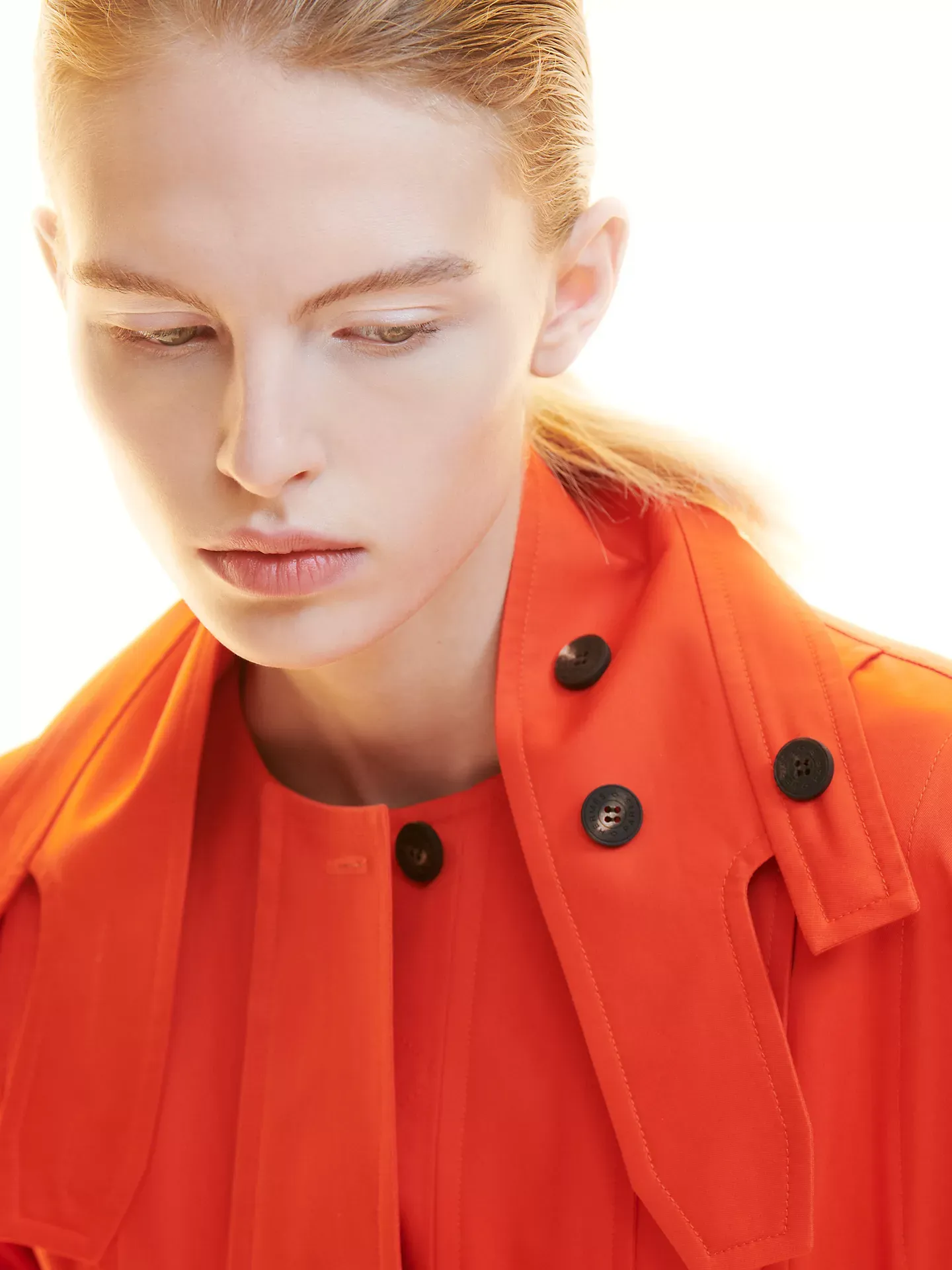 Hermès SS2027 Beauty造型，以透亮緞面肌膚及較鮮明眉形呈現今季妝容方向。