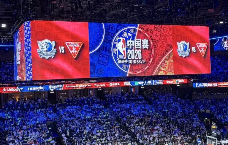 NBA 中國賽連續第二年喺澳門舉行，由達拉斯獨行俠（Dallas Mavericks）對陣侯斯頓火箭（Houston Rockets）。