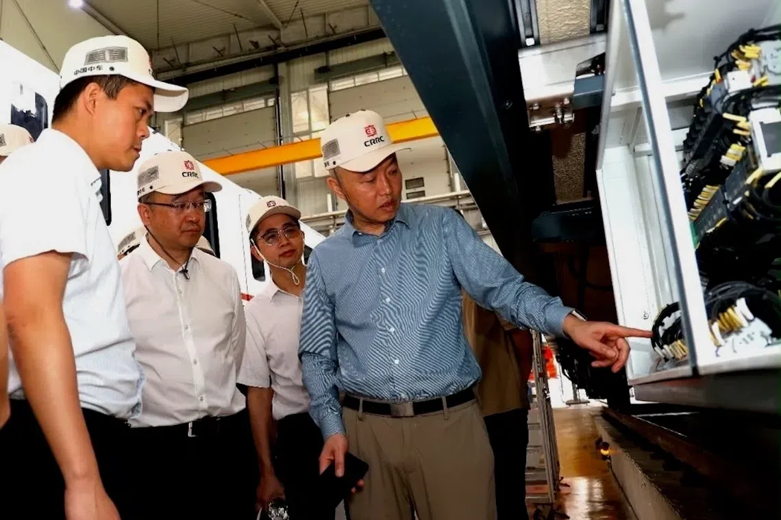 蔡昌峻回憶,佢喺2000年代初期嚟新加坡係為咗學習 Bukit Panjang LRT(武吉班讓輕軌)嘅自動化系統。