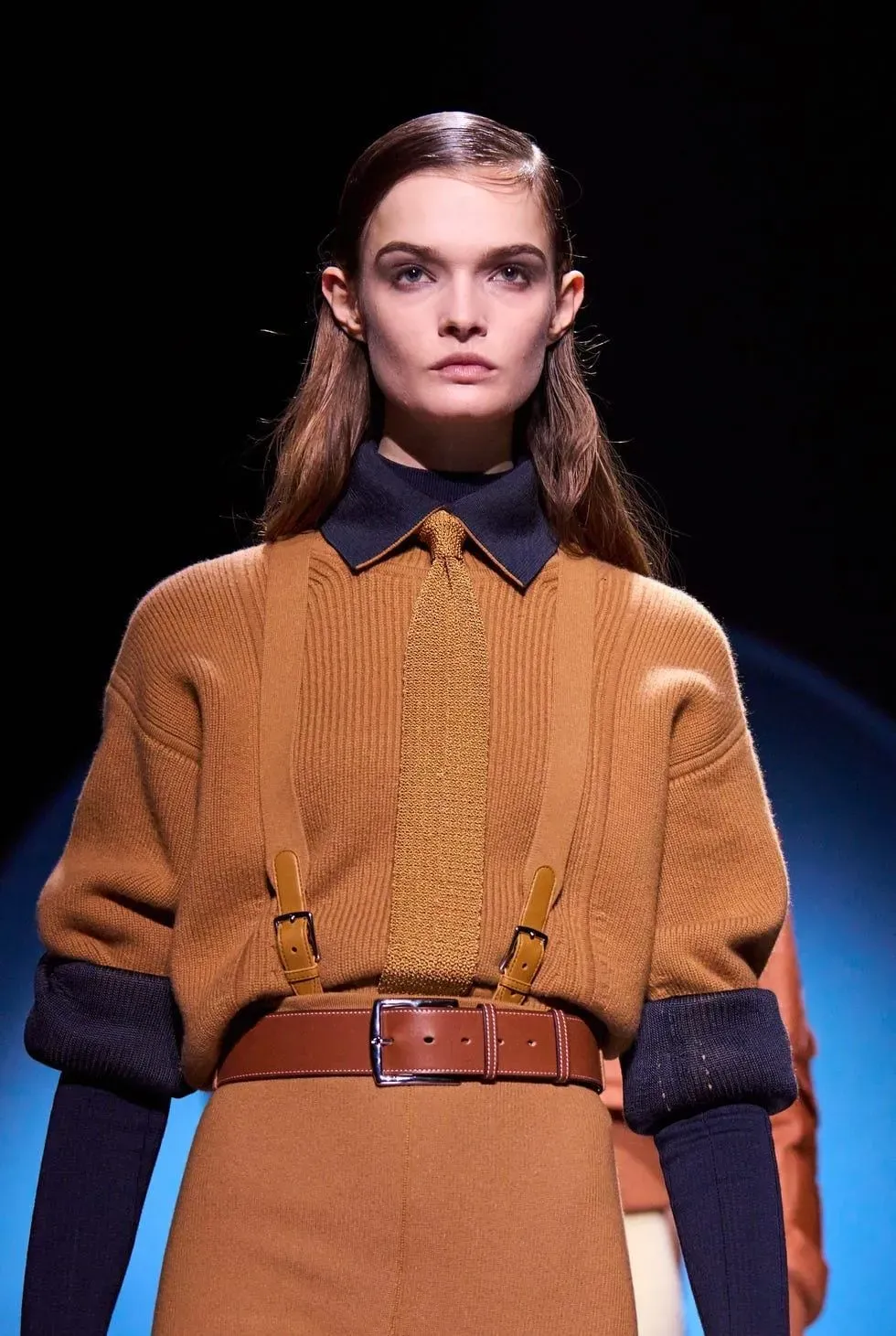 Hermès 2026 秋冬系列伸展台造型。品牌第三季度成衣及配飾部門收入下跌 2%,反映唔同產品線喺當前消費環境下表現各異。圖片來源:Harper’s Bazaar Taiwan。