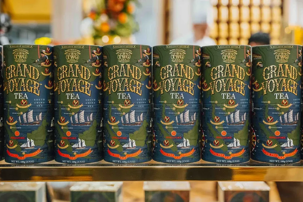 品牌推出獨家調配嘅「Grand Voyage Tea」(售價 45.87 新加坡元),靈感來自新加坡多元文化,含有金色果園水果、粉紅玫瑰花瓣同溫暖香料嘅味道。