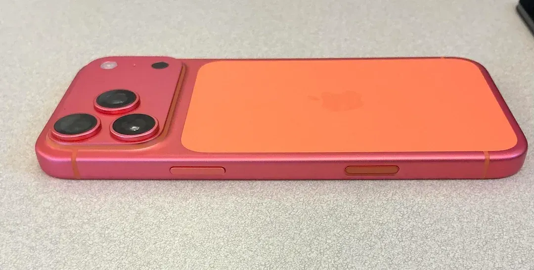 iPhone 17 Pro宇宙橙變玫瑰金? Apple:有清潔iPhone指引!📱(資料來源：社交平台)