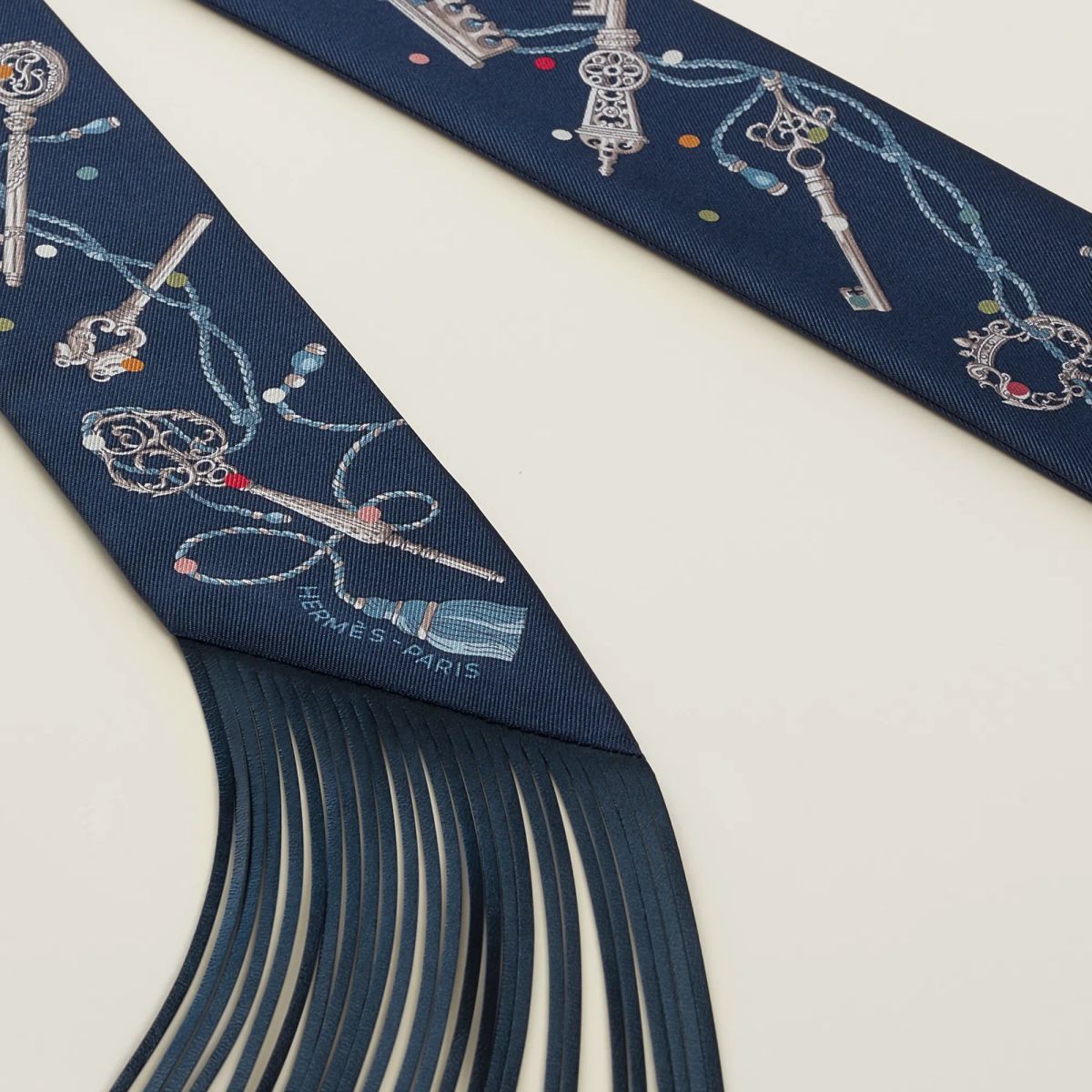 Hermès| 流蘇 Twilly 官網突現 Les Clés à Pois Leather Fringes 設計、定價與入手難度分析