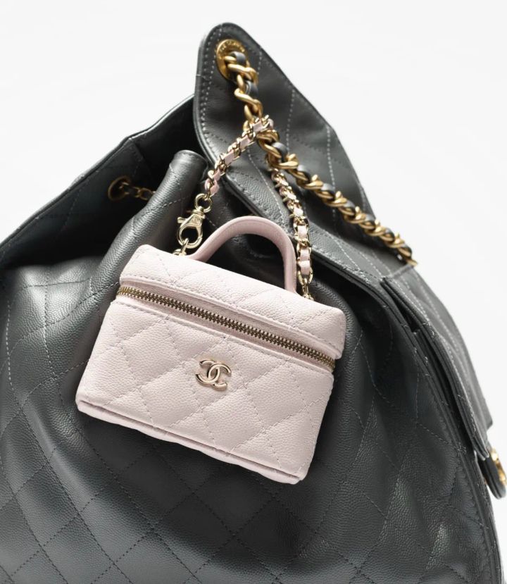 CHANEL|2025年 CHANEL 25k 新款charm 絕對 唔係「小廢包」(一文睇清)(資料來源：CHANEL官方網站)