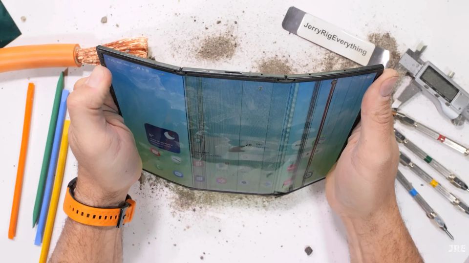 Samsung Galaxy Z 三摺機通過刮花測試　卻未能捱過 JerryRigEverything 彎曲測試？