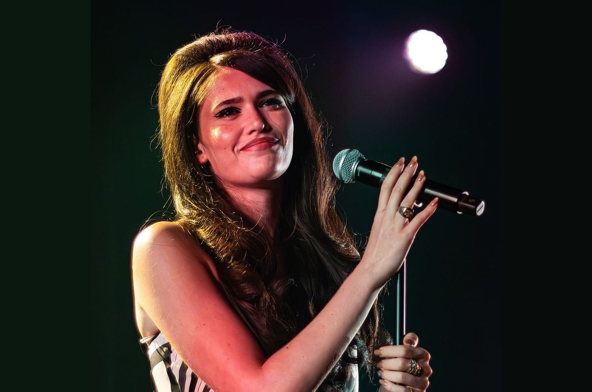 Sienna Spiro Sounds Like a Bygone Era. Her Fans Are Very This One.
