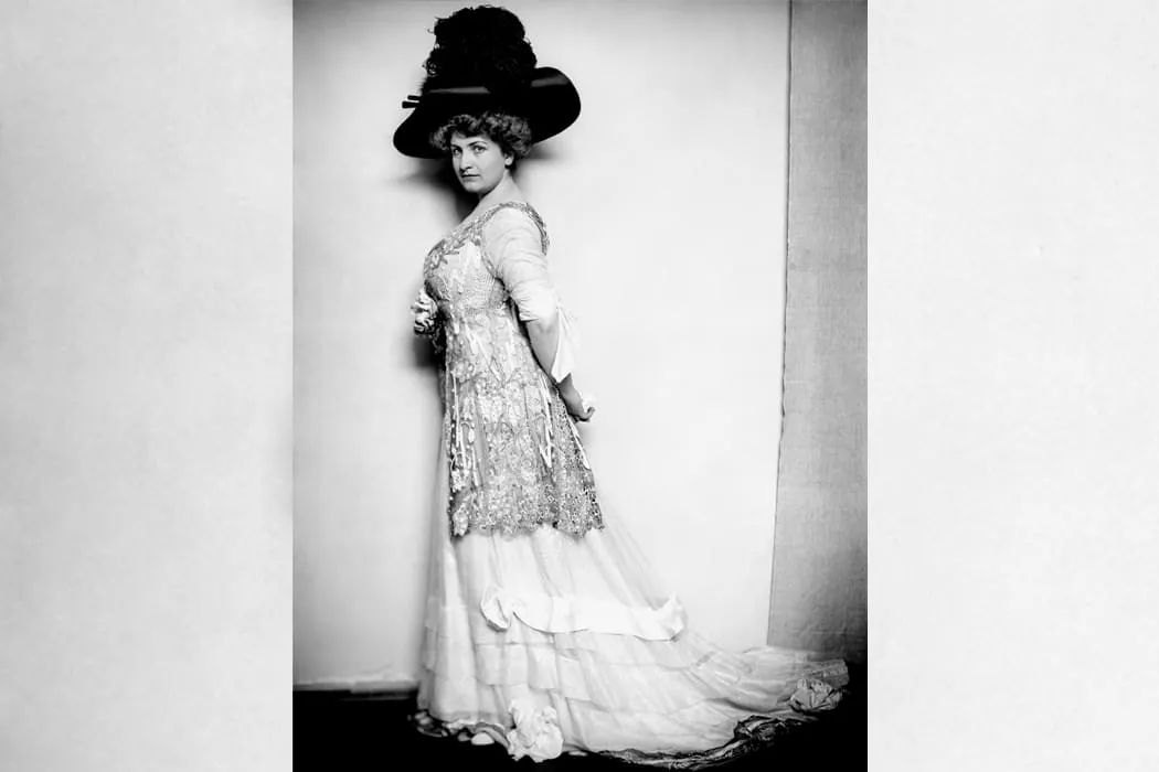 Elegant vintage woman in elaborate dress with large hat, black and white photograph | Vintage fashion, historical attire, cla