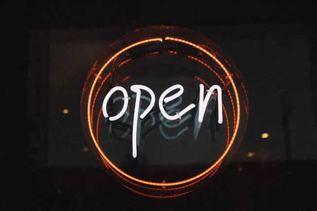 Open neon sign in a dark space, representing business opening or availability, ideal for retail, hospitality, and online prom