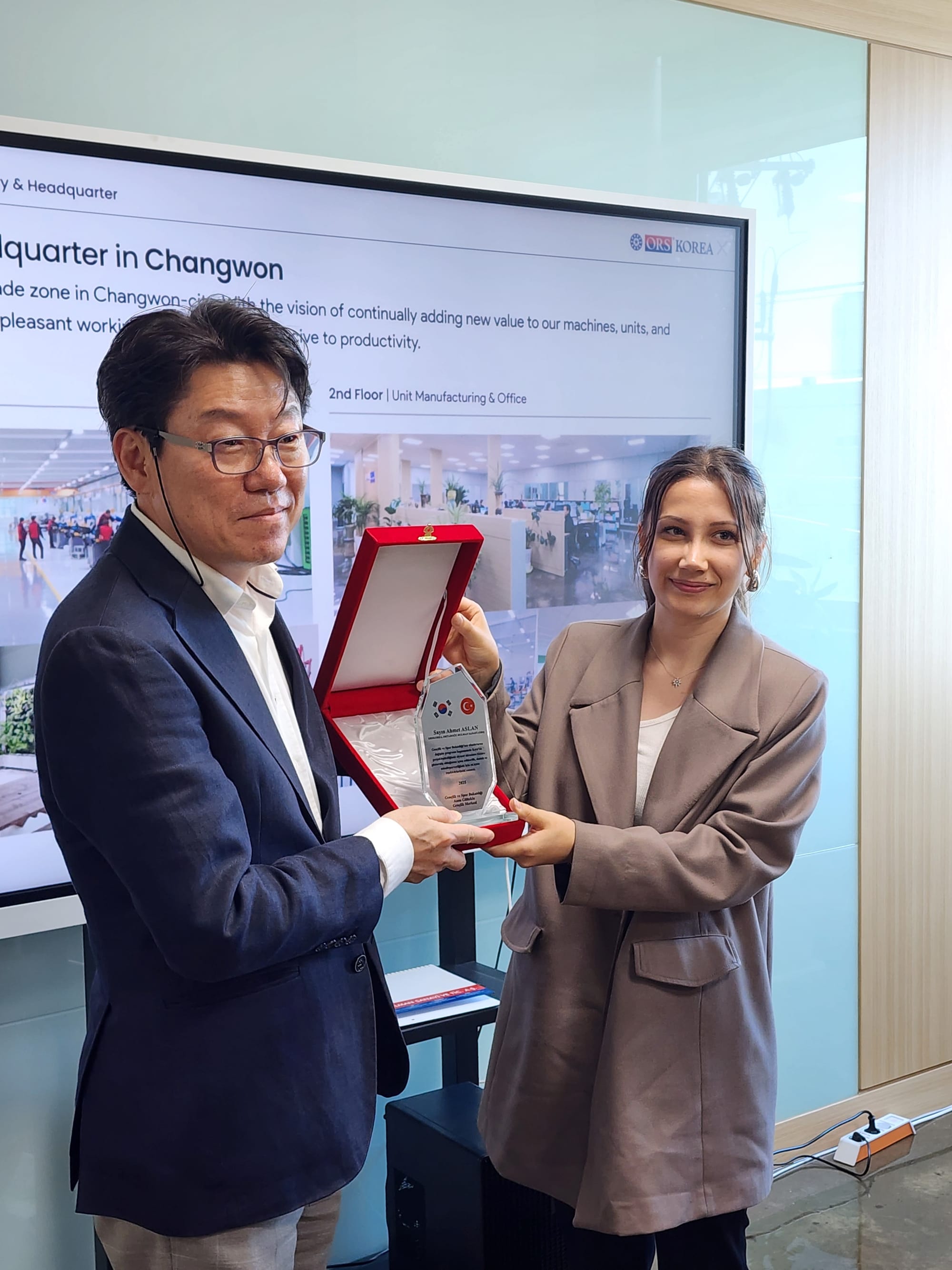 Delegation's gift to ORSKOREA 대표단의 오알에스코리아에 주신 선물  ⓒ ORSKOREA 오알에스코리아