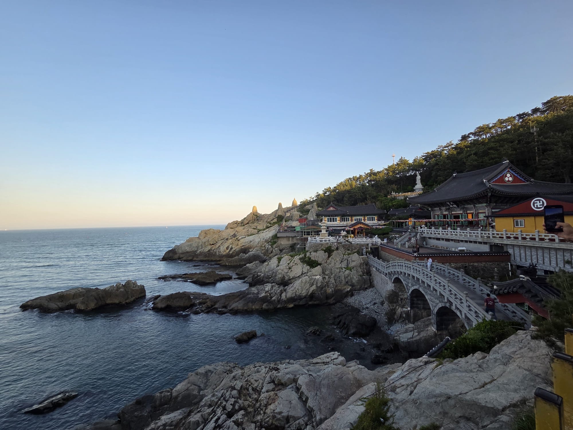 Delegation's visit to Haedong Yonggungsa 대표단의 해동용궁사 방문 ⓒ ORSKOREA 오알에스코리아