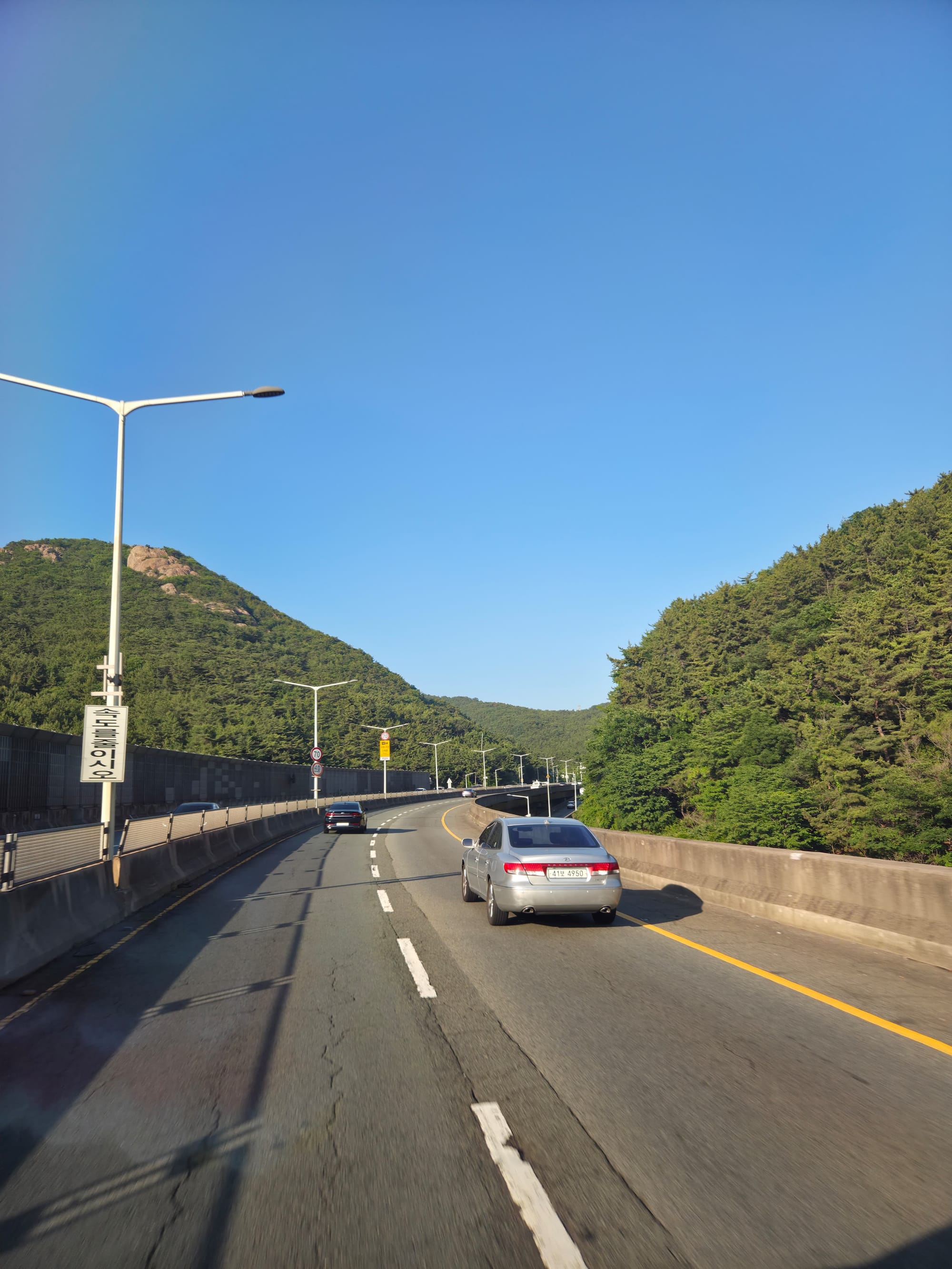On the expressway from Seoul to Changwon, 서울에서 창원으로 이어지는 고속도로 위 ⓒ ORSKOREA 오알에스코리아