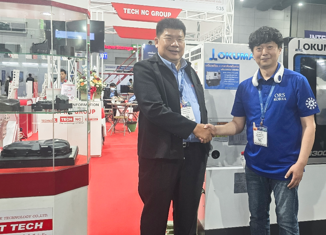 Meeting with Visitors at SUBCON Thailand 2025 |  SUBCON 2025 당시 고객사와 기념사진 ⓒORSKOREA