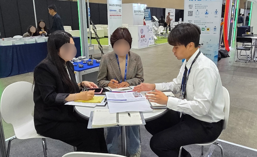 바이어와 상담중인 오알에스코리아 영업사원 ⓒ 오알에스코리아ORSKOREA