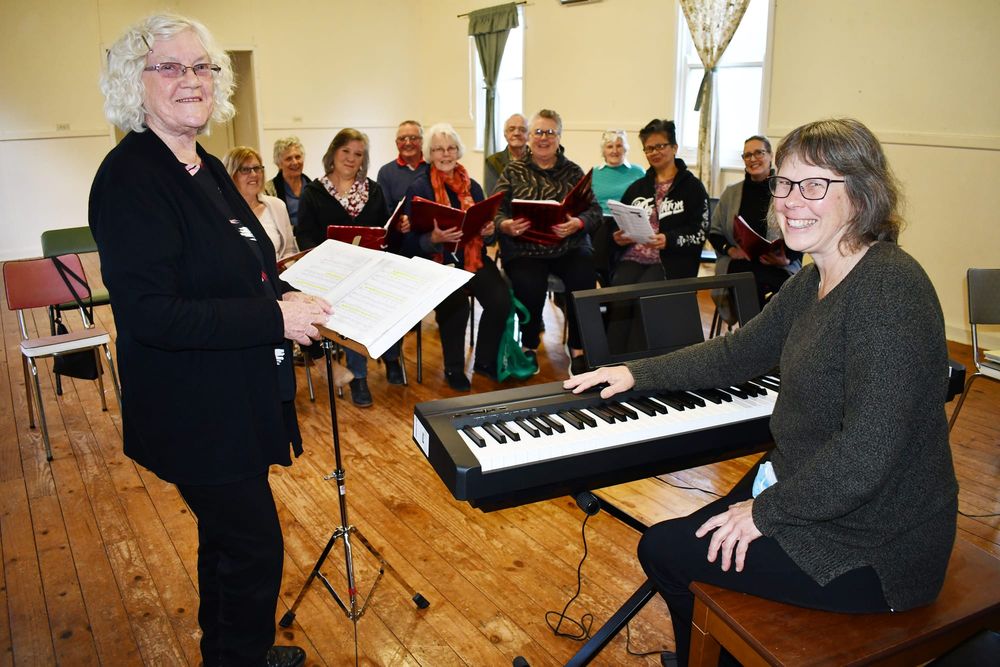 Rockin’ around the Macclesfield Christmas tree for night of carols post image