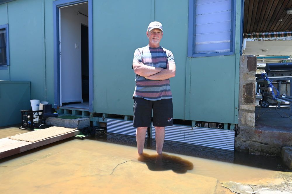 Milang community pulls together to save shacks as floodwaters rise post image