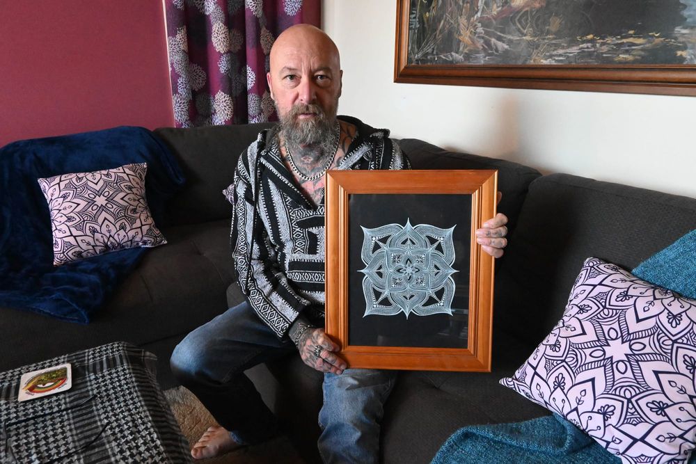 From bottle to brush: Strathalbyn recovering alcoholic painting a positive future post image