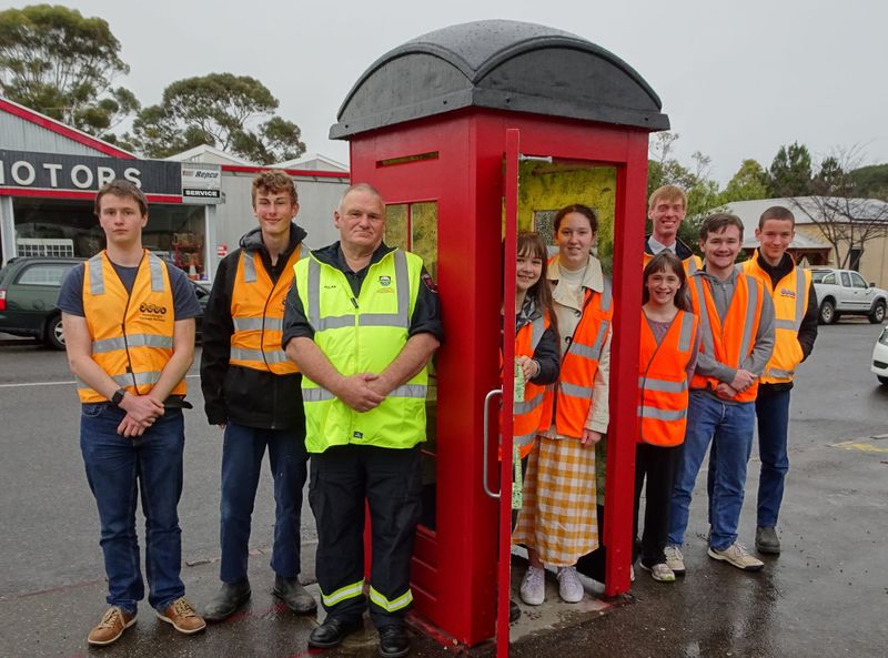 Volunteers restore iconic Strathalbyn red phone box on High Street post image