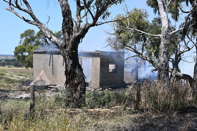 Fire destroys building at Sandergrove post image