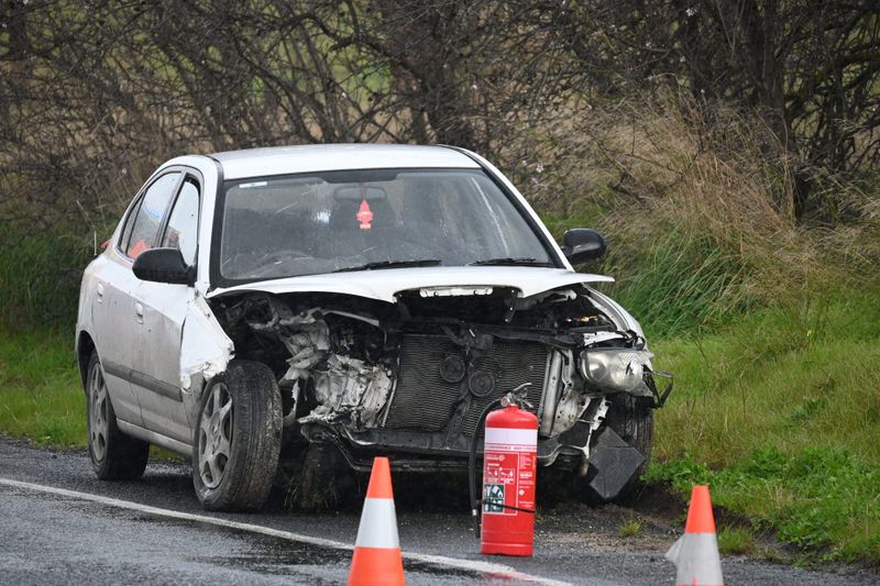 Car smashes into guard rail at Sandergrove post image