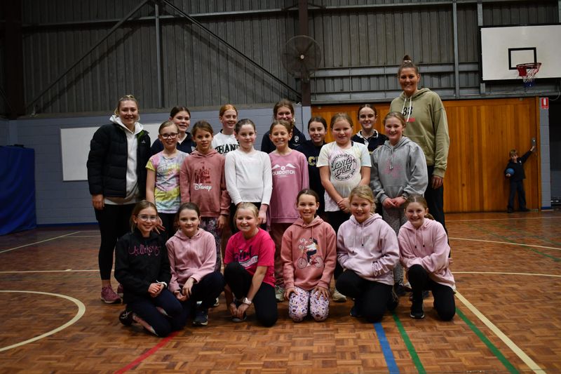 THUNDERBIRDS ARE GO: Young netballers meet their heroes post image