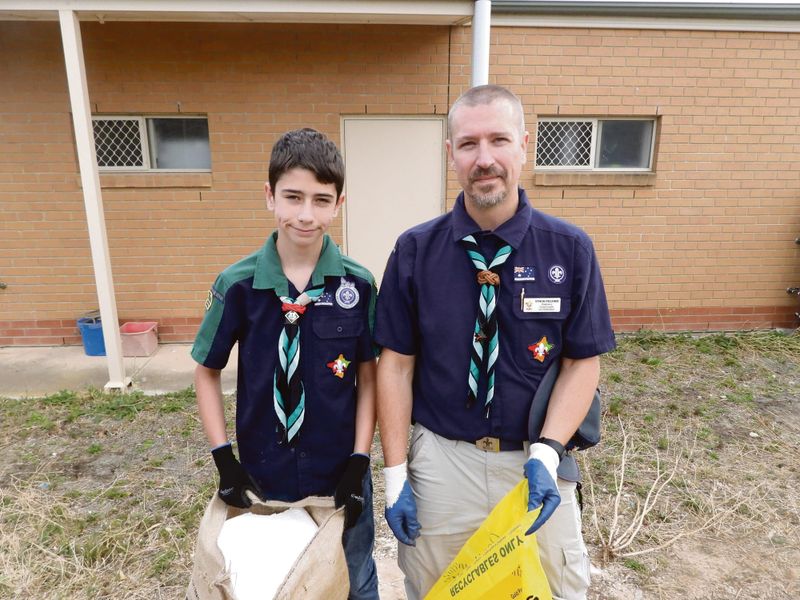 Local youths clean up Strathalbyn post image