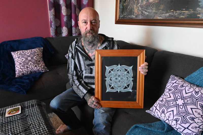 From bottle to brush: Strathalbyn recovering alcoholic painting a positive future post image