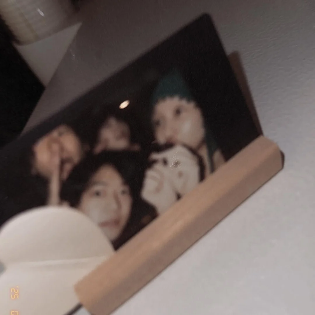 Blurry picture of four people, one of whom appears to be Siyeon.