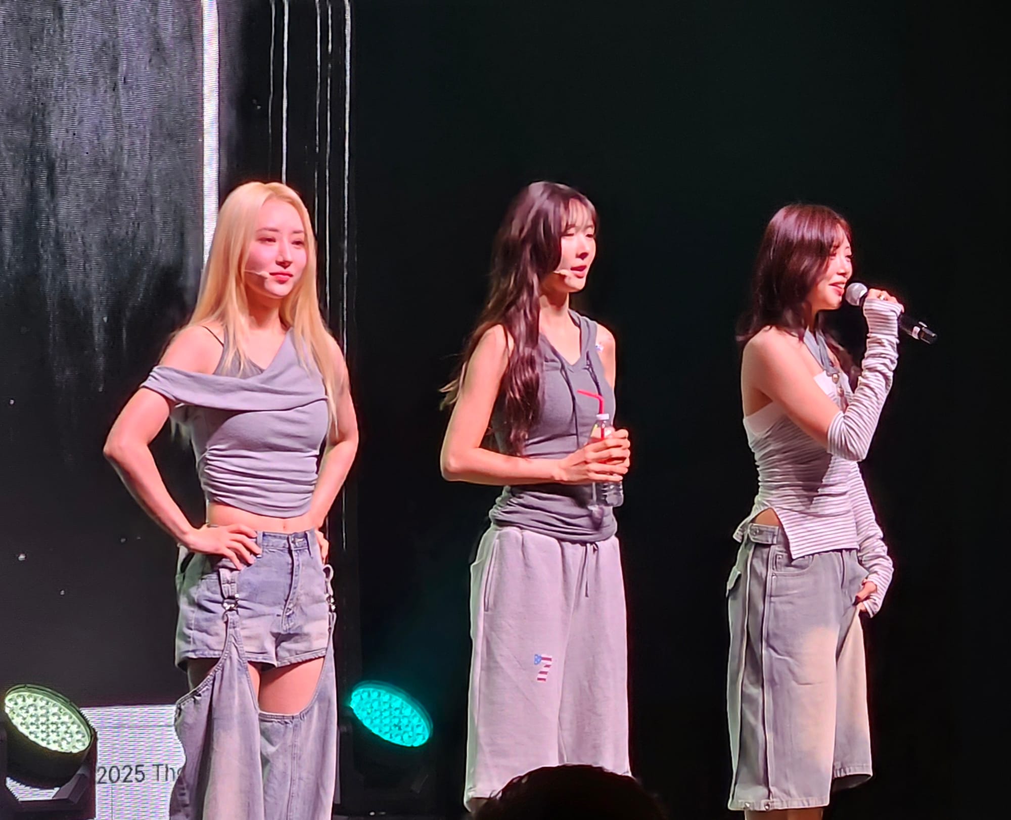 Dreamcatcher UAU in gray clothes with JiU talking.
