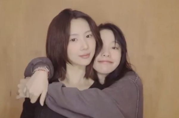 Yoohyeon and Gahyun take a set of stop-motion photo pics.