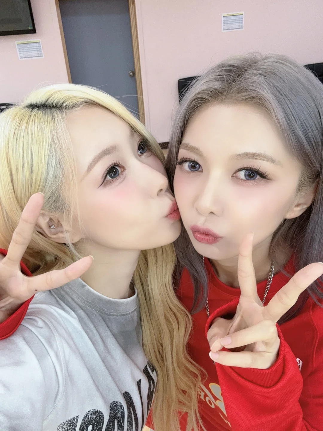 Handong posing with Dami, with Handong kissing Dami's cheek.