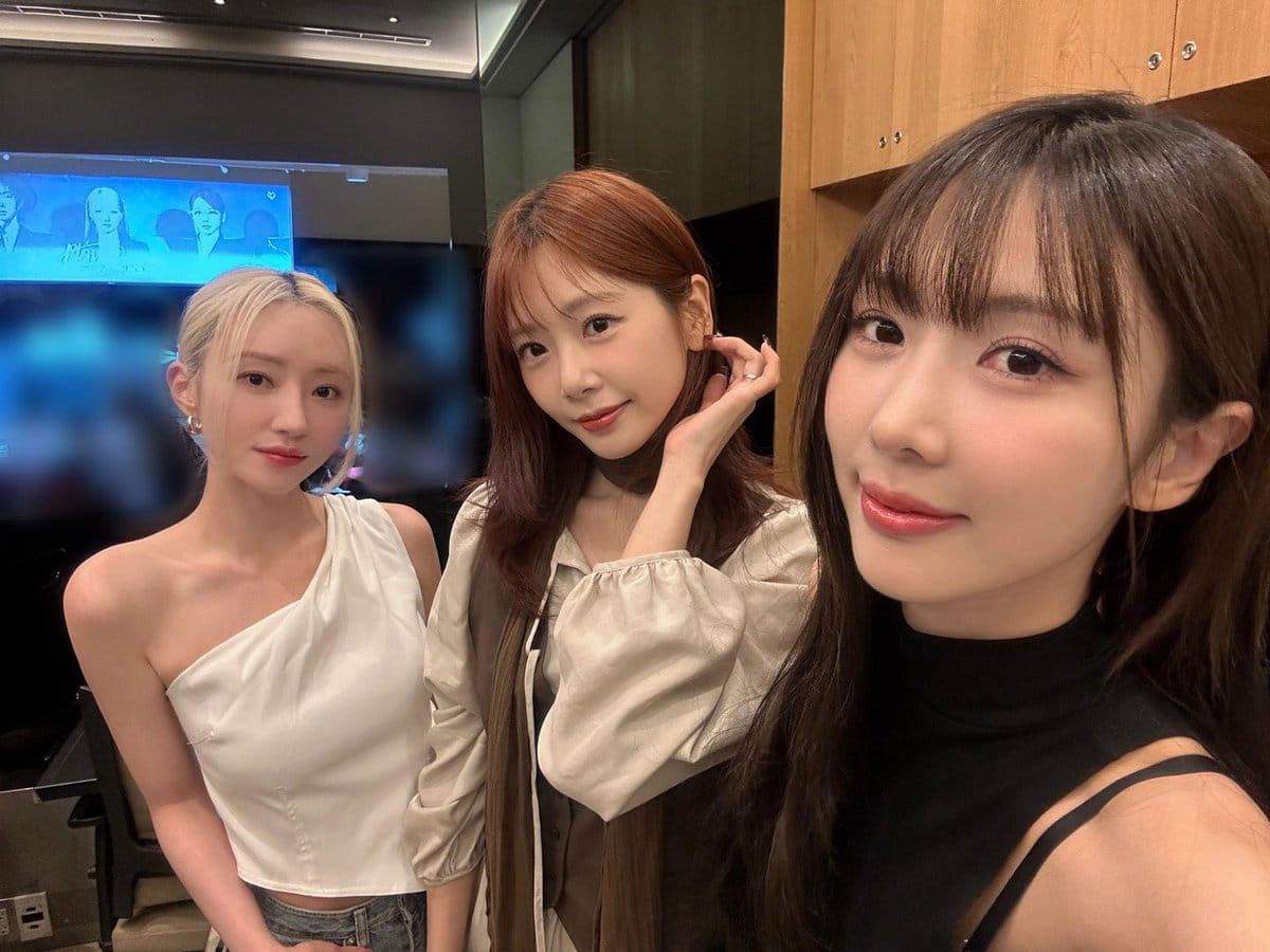 SuA, JiU, and Yoohyeon (left to right) smile for the camera dressed in casual and stylish clothes for their fansign in Taipei.