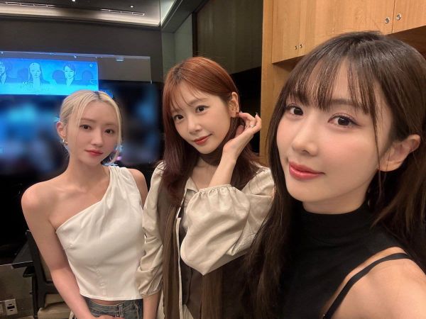 SuA, JiU, and Yoohyeon (left to right) smile for the camera dressed in casual and stylish clothes for their fansign in Taipei.