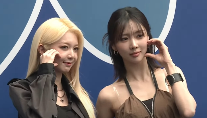Dami and Yoohyeon pose for the press at 2026 Seoul Fashion Week.