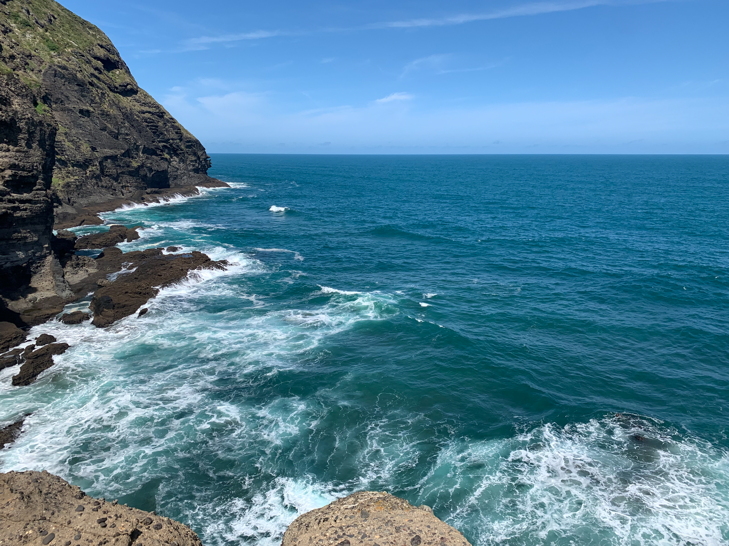 The peaceful waves of Piha, New Zealand