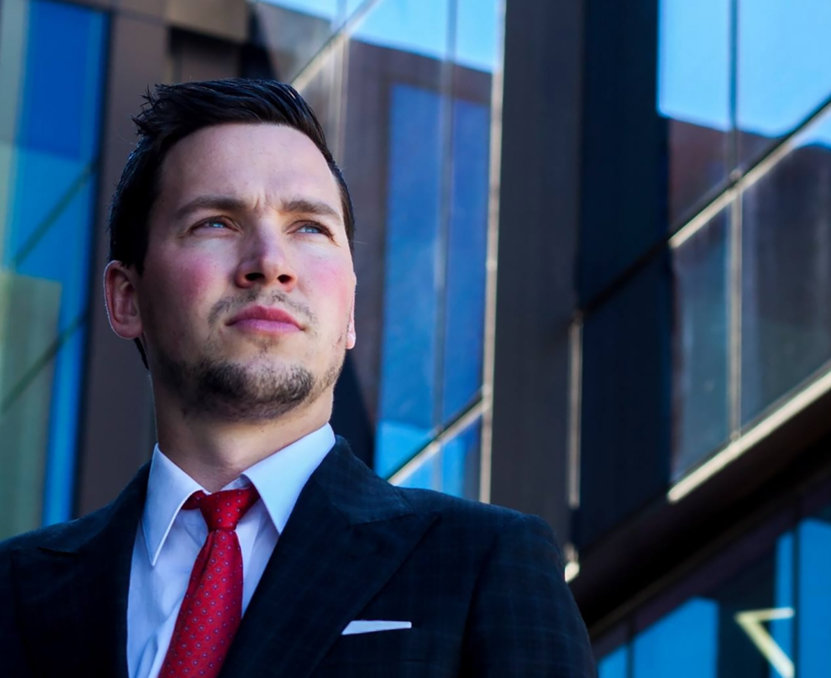 Andrew Thorn looking off into the distance on his LinkedIn profile.