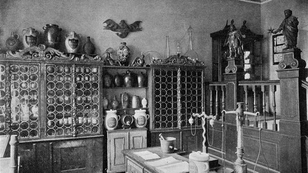 Як працювали аптеки в минулому столітті?