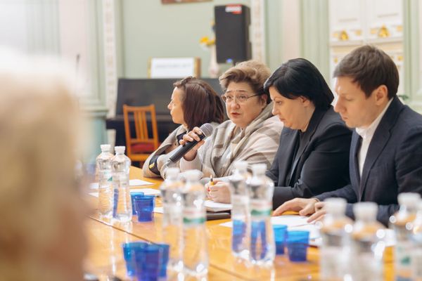 Між освітніми бар’єрами та державною відповідальністю: аналітичний погляд на резолюцію круглого столу