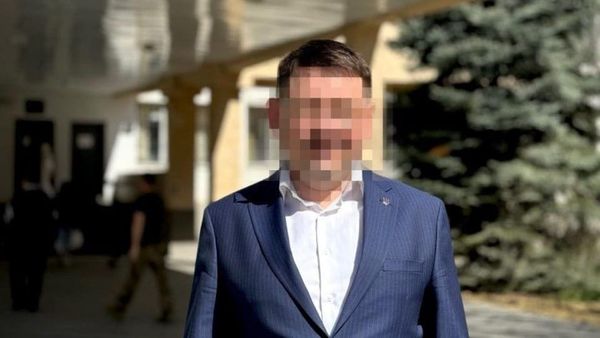 Безоплатний кришталик за гроші: прокуратура оголосила підозру екскерівнику лікарні