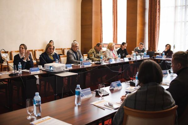 Повноваження МОЗ і НСЗУ під мікроскопом: чому дискусія про контроль якості та відповідальність власників ЗОЗ стала ключовою для системи