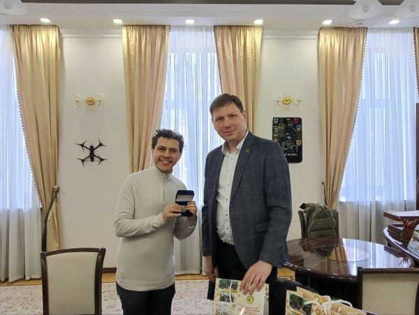 У НФаУ показали британським парламентарям, як готують фармацевтів у прифронтовому Харкові