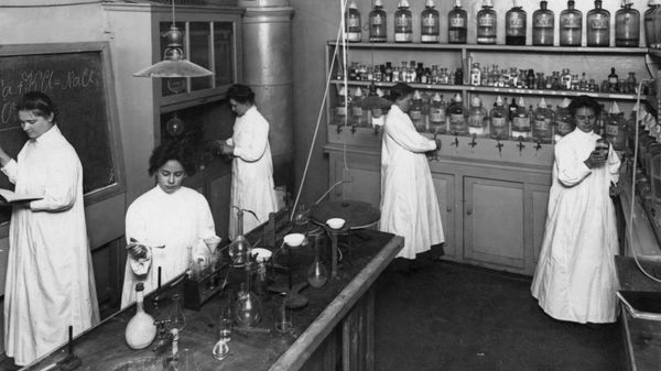 Жінка, яка відкрила двері у фармацію іншим