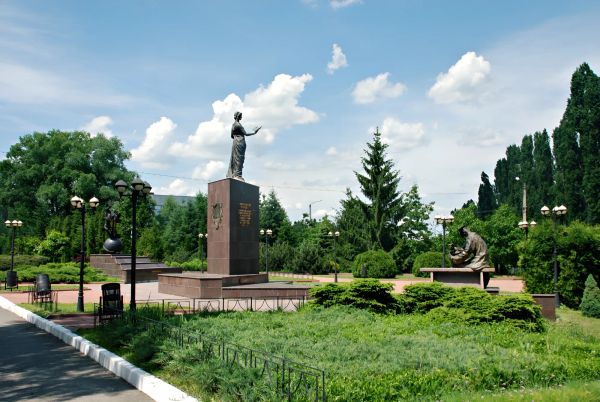 Від середньовічних аптекарів до сучасної науки: історія фармації у бронзі