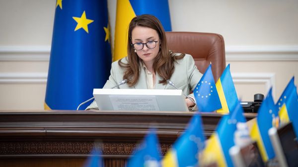 Кабмін змінив правила виїзду за кордон для жінок на держслужбі